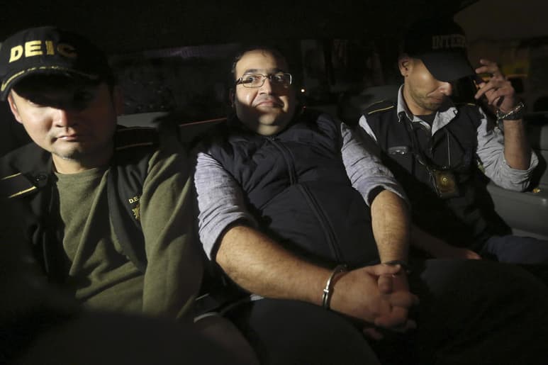 El exmandatario (c) presentó su demanda de garantías.