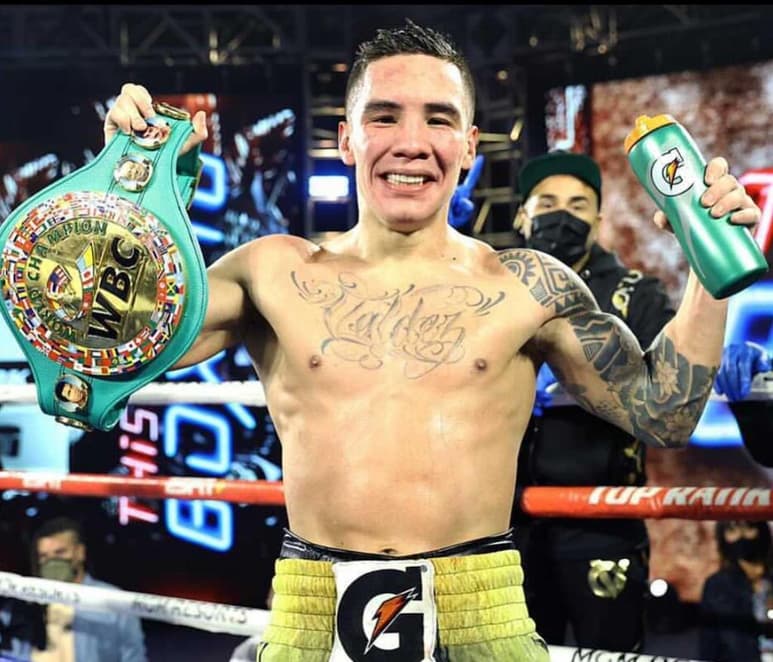 Óscar Valdez se coronó campeón superpluma del CMB tras noquear el sábado a Miguel Berchelt. (TOP RANK)