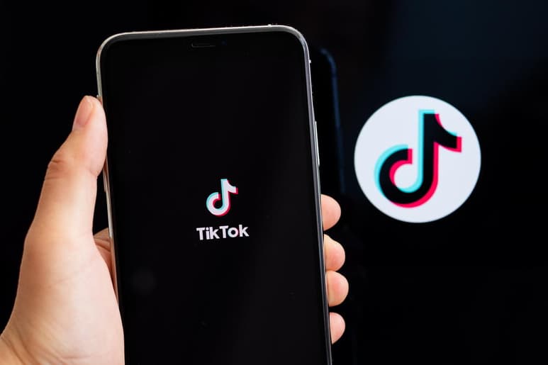 Considerando que las redes sociales tienen un alcance global y que millones de personas las utilizan para mantenerse informadas de los sucesos actuales, ha sido cada vez más importante para las plataformas encontrar los mejores métodos para combatir la propagación de información falsa. Y, debido al impacto de la COVID-19, en 2020 muchos de los esfuerzos debieron centrarse en el tema. En ese sentido TikTok compartió cómo actuó al respecto. (ARCHIVO)