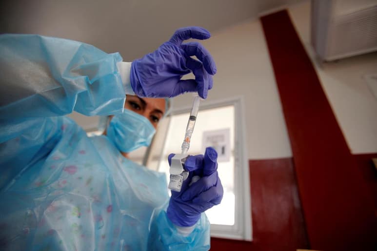 Pruebas de la vacuna de Pfizer contra el COVID-19 en las que participaron medio millón de personas confirmaron que es muy efectiva en la prevención de contagios graves y de muertes, incluso después de la primera dosis. (ARCHIVO) 