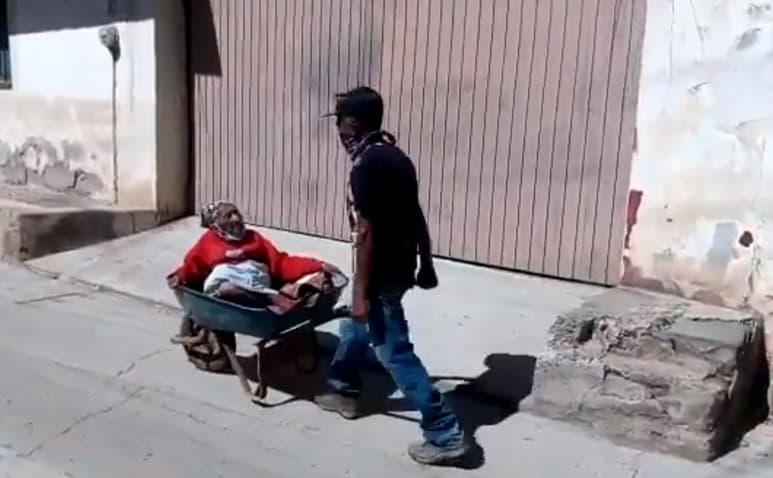 La imagen de la mujer siendo transportada en una carretilla ha conmovido a internautas (@GOMEZ_BRENES)