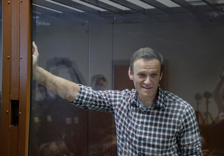 El líder opositor ruso, Alexéi Navalni, fue trasladado hoy de la prisión preventiva en que se encontraba desde mediados de enero a un centro penitenciario general, según informó su abogado, Vadim Kobzev. (ARCHIVO)