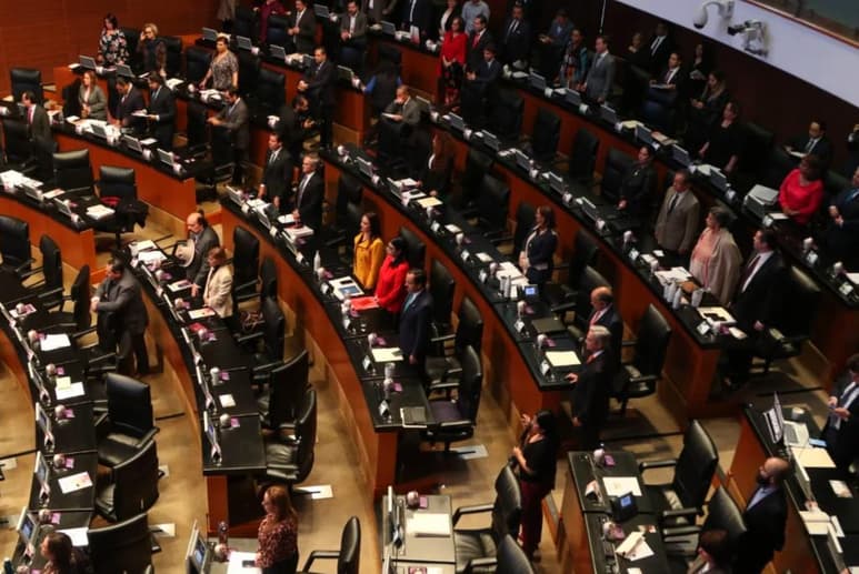 Hasta el momento, el presidente de la Mesa Directiva, Eduardo Ramírez, propuso turnar la minuta a las comisiones de Energía, donde Morena tiene 9 de 17 votos posibles, y a Estudios Legislativos, Segunda, donde tiene 8 de 14 votos posibles. De pasarla sólo a estas comisiones, Morena podría utilizar su mayoría, que comparte con el PT, para aprobar la minuta sin hacerle un solo cambio.
(EL UNIVERSAL)