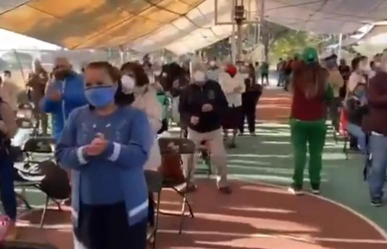 Este miércoles en la alcaldía de Xochimilco en la Ciudad de México, los voluntarios para la aplicación de la vacuna contra el COVID-19 a adultos mayores decidieron activar a los abuelitos que esperaban a su aplicación. (Especial) 