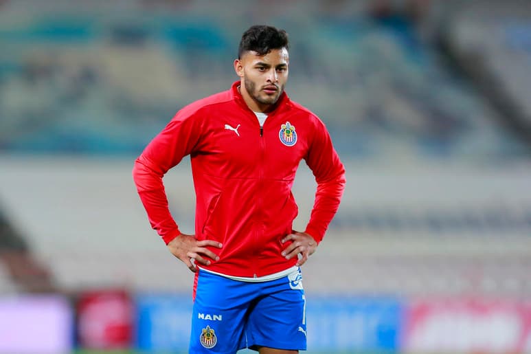 El jugador de las Chivas de Guadalajara, Alexis Vega, fue acusado por el preparador físico personal Fernando Castillo, quien a través de un vídeo denunció que hay jugadores que le piden un descuento, a lo que él reclama, pues considera que el sueldo de los futbolistas es muy alto. (JAM MEDIA)
