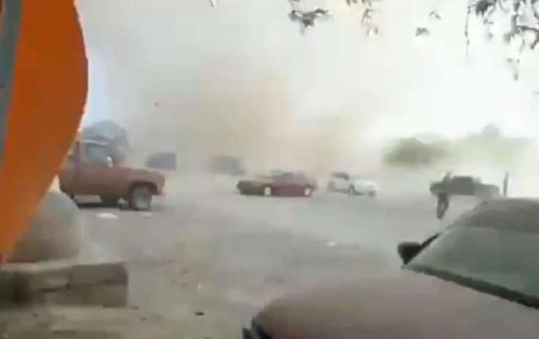 En Actopan, Hidalgo, un 'gran tornado' de tierra asombró a los locales mientras se encontraban en un tianguis, volando mercancía, lonas e incluso las sillas de los diferentes puestos. (Twitter)