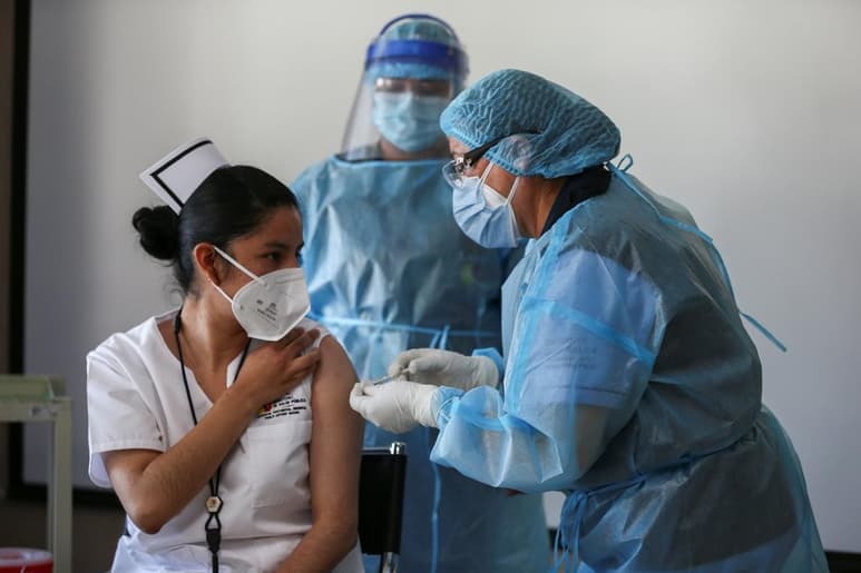 Ecuador recibirá en los próximos dos meses dos millones de dosis de la vacuna de la farmacéutica china Sinovac contra la COVID-19, anunció este jueves el ministro de Salud Pública, Juan Carlos Zevallos. (ARCHIVO)