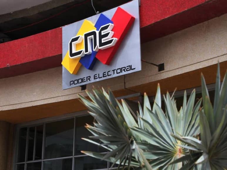 El Consejo Nacional Electoral (CNE) de Venezuela rechazó este jueves las sanciones que la Unión Europea (UE) impuso contra 19 funcionarios venezolanos, entre ellos la presidenta de este ente, Indira Alfonzo, y dijo que las medidas buscan atentar contra la 'voluntad democrática' de la población de su país. (ESPECIAL)
