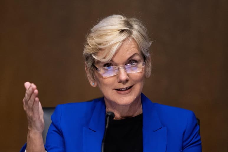 El Senado de Estados Unidos confirmó este jueves a Jennifer Granholm como la nueva secretaria de Energía, cargo desde el que será una de las piezas clave para avanzar la ambiciosa agenda de economía verde y lucha contra el cambio climático del presidente Joe Biden. (EFE)
