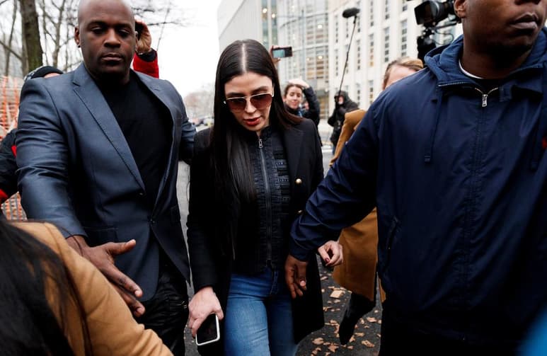 Emma Coronel Aispuro, la esposa de Joaquín Guzmán Loera, 'El Chapo', se entregó a las autoridades estadounidenses y estaba preparada para enfrentar cargos federales cuando llegó al Aeropuerto Internacional Dulles, en Virginia, asegura VICE News. (ARCHIVO)