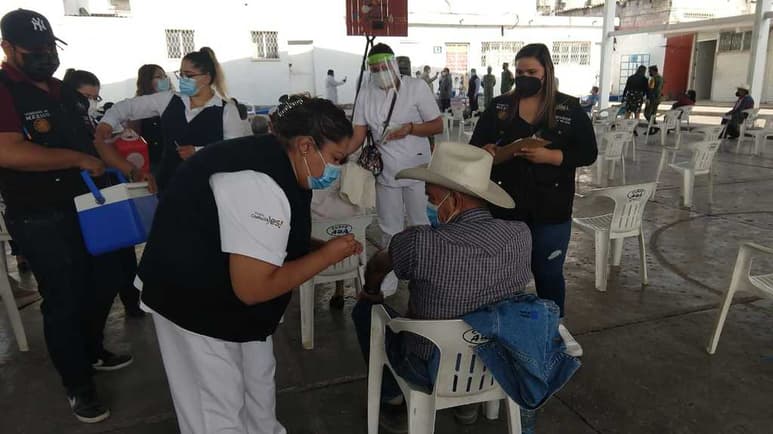 Adultos mayores fueron regresados de los módulos de vacunación contra el COVID por no contar con cita, pero se les tomaron los datos para el día siguiente.