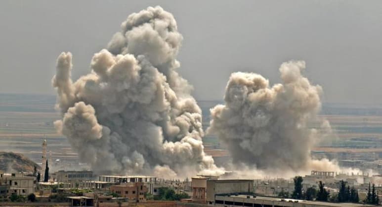 La fuente, que pidió el anonimato, aseveró que los proyectiles lanzados por la aviación de EUA impactaron en 'una zona deshabitada cercana a una posición que pertenece a una de las fuerzas iraníes que operan en la región de Abu Kamal', en Deir al Zur, en la frontera con Irak.
(ESPECIAL)