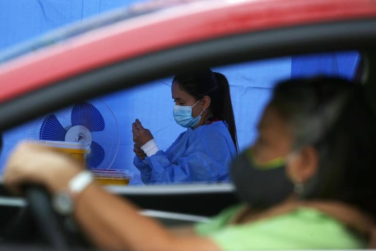 El Ministerio de Salud de Chile reportó este viernes 4,586 casos nuevos de COVID-19, lo que supone la cifra más alta desde el pasado 29 de enero y con las que el país alcanzó los 816,929 contagios totales desde que en marzo de 2020 se contabilizara el primer positivo. (ARCHIVO)
