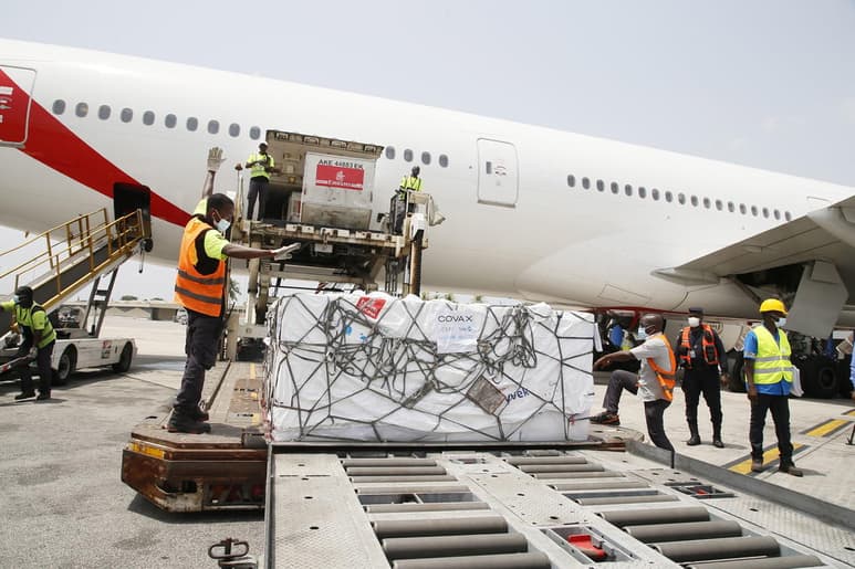 Costa de Marfil se convirtió el viernes en el segundo país en todo el mundo en recibir un lote de vacunas contra el COVID-19 a través de la iniciativa global COVAX, a la llegada de 504,000 dosis de la vacuna de AstraZeneca realizada por el Instituto Serum de la India. (EFE)