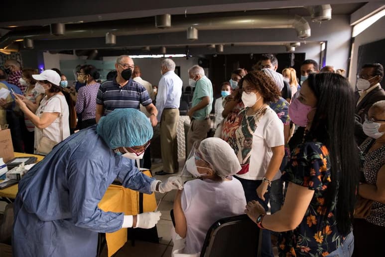 La titular de los Centros de Control y Prevención de Enfermedades (CDC por sus siglas en inglés) hace sonar la alarma: los avances recientes contra el coronavirus parecen estar frenándose. (EFE)