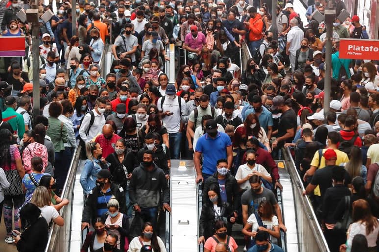 La Organización Mundial de la Salud pidió hoy no bajar la guardia ante la COVID-19, ya que en países muy afectados como Brasil el número de casos diarios sigue sin descender, en el mismo día en el que la agencia notificó que los contagios en el continente americano han superado los 50 millones. (EFE)