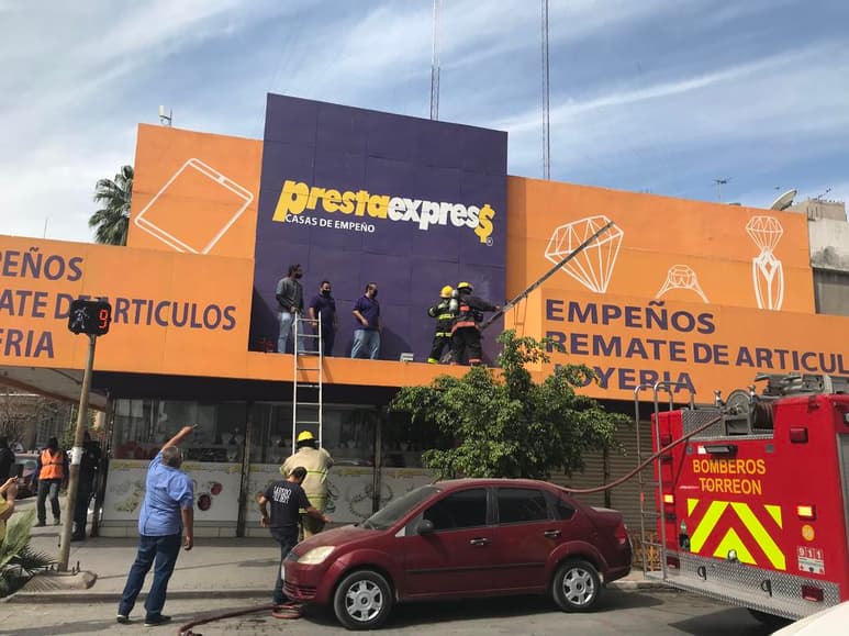 Los primeros reportes indicaron que el fuego se originó en un aparato de aire ubicado en la azotea.
(EL SIGLO DE TORREÓN)