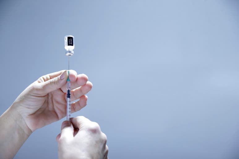 Una sola dosis de la vacuna elaborada por Pfizer/BioNTech puede reducir en un 75 % el número de infecciones asintomáticas de COVID-19, según un estudio divulgado este viernes por la Universidad de Cambridge. (ARCHIVO)