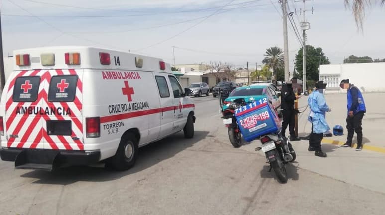 La mañana de este viernes se registró un accidente vial en la colonia Estrella de Torreón donde participaron un repartidor de pizzas y un automóvil particular. (EL SIGLO DE TORREÓN)