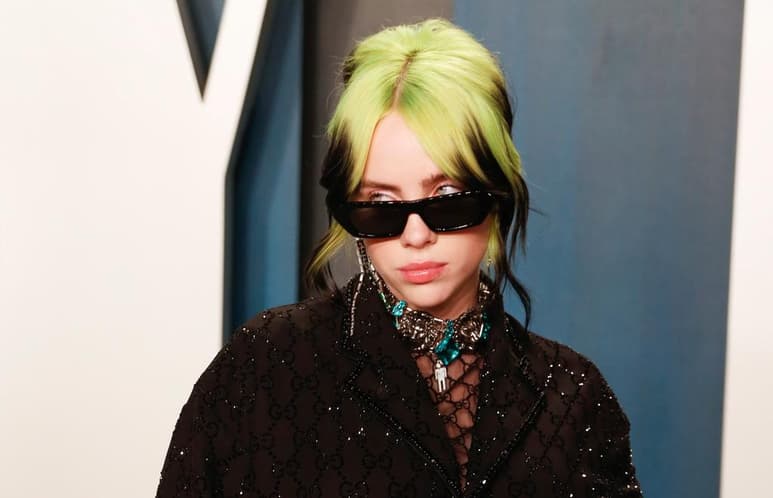 En una de las mejores escenas de Billie Eilish: The World’s a Little Blurry, la cantante está a punto de presentar su nueva música a 'los amigos de la discográfica', pero lejos de estar emocionada comenta a su familia: 'No quiero conocer a estos raros. ¿Quiénes son?'. (ESPECIAL)