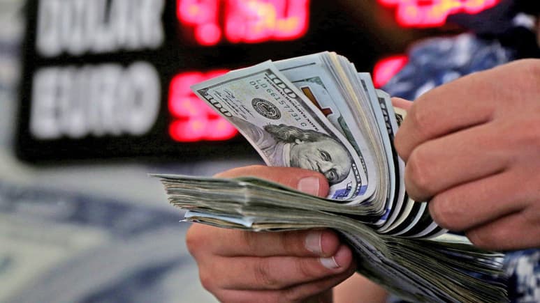 El peso mexicano cerró este viernes intercambiándose en 20.94 unidades por dólar estadounidense en el mercado interbancario, tras una mala semana para la divisa que la hizo alcanzar sus peores cotizaciones desde noviembre. (ARCHIVO)