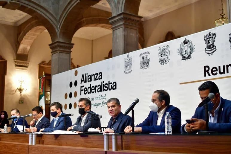 Los nueve gobernadores integrantes de la Alianza Federalista respaldaron y expresaron su solidaridad a su homólogo de Tamaulipas, Francisco Javier García Cabeza de Vaca, por la solicitud de desafuero que presentó la Fiscalía General de la República en la Cámara de Diputados, y dijeron que es inaceptable y no permitirán que se usen a las instituciones del Estado mexicano para someter adversarios políticos. (EL SIGLO DE TORREÓN)