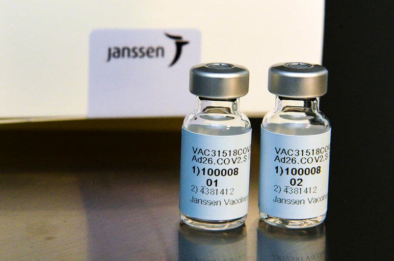 La vacuna contra la COVID-19 de la farmacéutica Johnson & Johnson (J&J), que se administra con una sola dosis, es eficaz 'en todos los subgrupos demográficos', según la Administración de Fármacos y Alimentos (FDA), el organismo regulador encargado de su posible autorización en Estados Unidos. (AP)