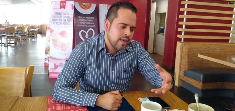 El regidor panista gomezpalatino, Francisco Bueno, se registró para ser candidato a diputado local por el Distrito 12, que corresponde a Gómez Palacio. Va en fórmula con Cecilia Roque, un liderazgo importante del PAN. (DIANA GONZÁLEZ)