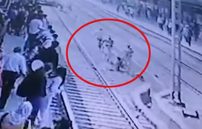 Los oficiales lograron salvar al hombre (CAPTURA)