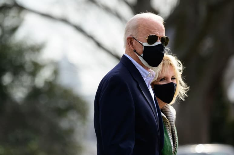 El presidente de Estados Unidos, Joe Biden, visitó este viernes Houston (Texas) después de un temporal que asoló con nieve y bajas temperaturas ese estado, donde miles de hogares quedaron a oscuras durante días y enfrentaron la falta de agua debido a los daños causados por el mal tiempo. (EFE)