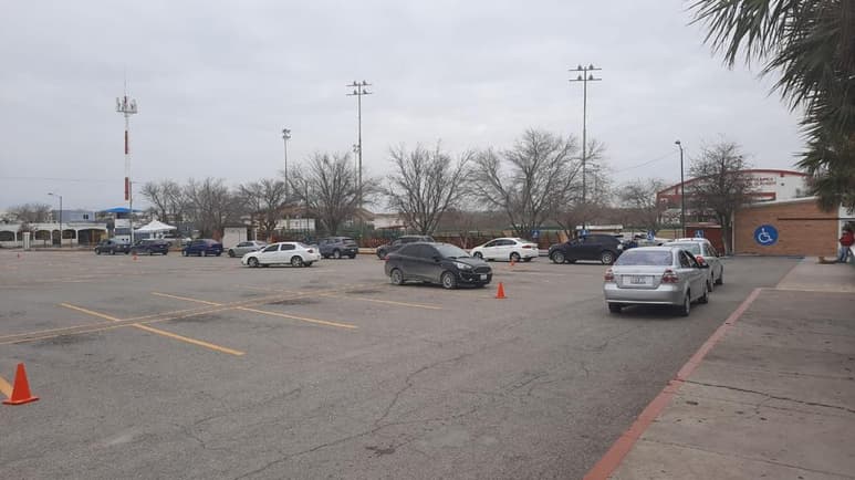 Adecuándose a la nueva realidad en la que vivimos, el Instituto Mexicano del Seguro Social (IMSS) en coordinación con la dirección de Salud Municipal de la administración municipal de Piedras Negras, desarrollaron una caravana de vacunación anti-influenza en la unidad deportiva Santiago V. González. (RENÉ ARELLANO)