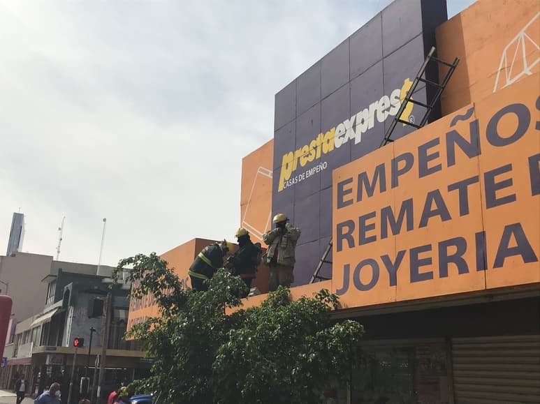 Los primeros reportes indicaron que el fuego se originó en un aparato de aire ubicado en la azotea.