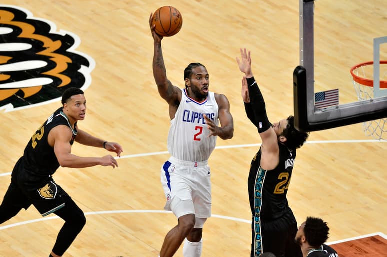 Kawhi Leonard (i) anotó 30 puntos para los Clippers. (AP)