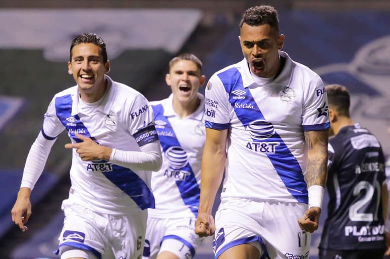 Emanuel Gularte (d) fue el anotador del único tanto del partido, en la victoria del Puebla sobre Rayos del Necaxa. (JAM MEDIA)