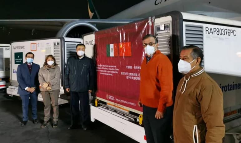 Esta mañana llegaron a México 800 mil vacunas contra COVID-19 Sinovac al aeropuerto de la Ciudad, así lo dio a conocer en su cuenta de Twitter el canciller Marcelo Ebrard.