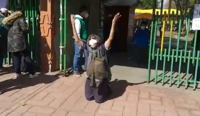 El profesor de la tercera edad fue captado de rodillas a las afueras del centro de vacunación mientras agradecía por la dosis que recibió (ESPECIAL)