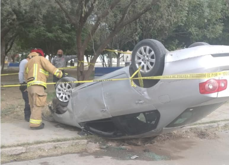 Se informó que la unidad se desplazaba a exceso de velocidad con orientación de norte a sur, cuando la femenina perdió el control del volante y se salió del camino.