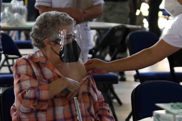 Es probable que a partir de marzo comience la vacunación en los municipios más grandes, como Saltillo, Torreón, Piedras Negras y Monclova. (ARCHIVO)