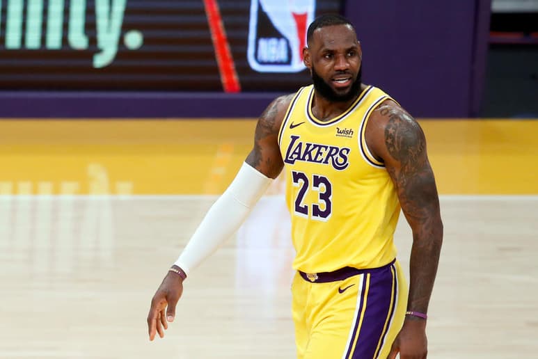 LeBron James, estrella de Los Ángeles Lakers, respondió a las declaraciones de Zlatan Ibrahimovic, delantero del Milan de Italia, en el sentido de que los deportistas no deben de meterse en cuestiones políticas. (ARCHIVO)