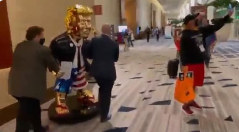 Una figura dorada del expresidente de Estados Unidos Donald Trump, hecha en Rosarito (México), acaparó la atención en la mayor convención republicana en EUA, que ha estado dominada por las ideas trumpistas desde su inicio este viernes en la ciudad de Orlando (Florida). (ESPECIAL)