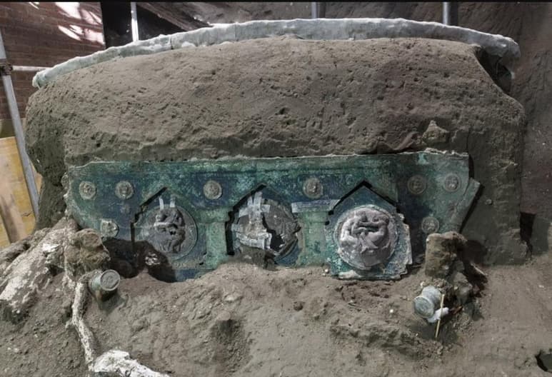 Funcionarios del sitio arqueológico de Pompeya anunciaron el sábado el hallazgo de un carro ceremonial intacto, uno de varios descubrimientos importantes en la zona fuera del parque cerca de Nápoles tras la investigación de una excavación ilegal. (Especial)