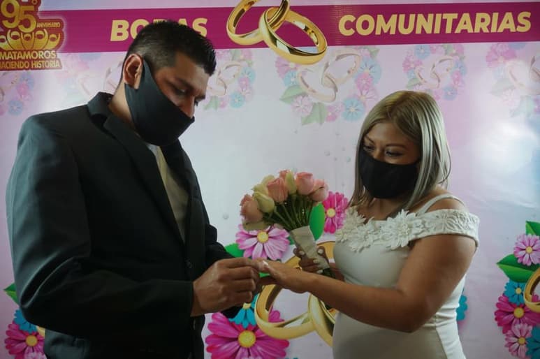 Como ya es una tradición durante el mes de febrero, en todo el estado se llevan a cabo las Bodas Comunitarias y en lo que respecta al municipio de Matamoros fueron 20 parejas las que contrajeron nupcias. (ESPECIAL)