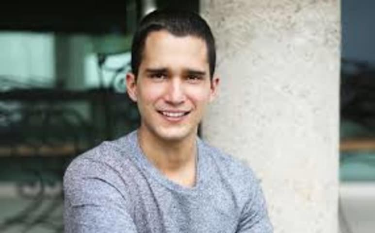 Para el cantante Andrés Obregón es importante darle el reconocimiento que se merecen a los compositores, quienes son responsables de los éxitos musicales y comenta que, espera que la nueva generación aprenda del legado que dejaron los grandes como Armando Manzanero. (Especial)