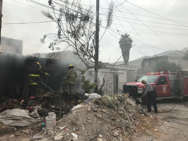 Elementos de Bomberos de la Central Colón arribaron al lugar a bordo de dos máquinas de ataque rápido. (EL SIGLO DE TORREÓN)