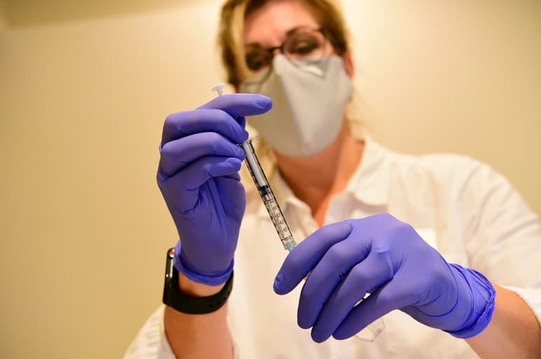 La Agencia de Alimentos y Medicamentos de Estados Unidos (FDA) dio finalmente este sábado autorización para uso de emergencia de la vacuna monodosis contra la COVID-19 de Johnson & Johnson, la tercera que obtiene la luz verde en el país. (ARCHIVO)