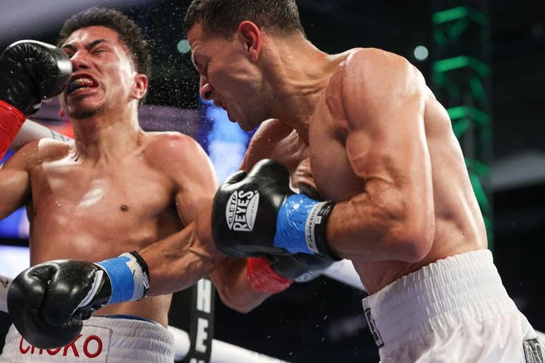 El puertorriqueño McWilliams Arroyo se impuso por nocaut técnico en el quinto asalto, al mexicano Abraham “Choko” Rodríguez, para conquistar el Campeonato Mundial Interino Mosca del Consejo Mundial de Boxeo (CMB), en la pelea principal del respaldo del Canelo vs. Ylidirim, este sábado en Miami Gardens, Florida. (EFE)