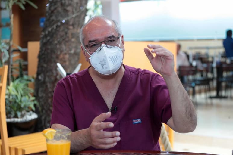 Miguel Ángel Toscano es jefe de terapia intensiva de un hospital de especialidades adscrito a la Secretaría de Salud de la Ciudad de México (Sedesa), el cual atiende a pacientes COVID, además se desempeña como intensivista en la medicina privada; en los últimos 365 días la pasión y vocación por su profesión han sido las herramientas para enfrentar una pandemia 'que nos agarró en curva'. (EL UNIVERSAL)