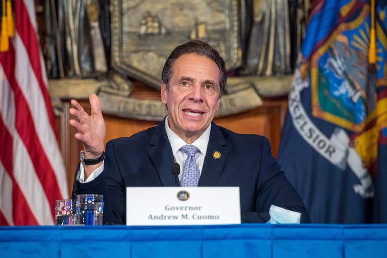 El gobernador de Nueva York, Andrew Cuomo, ha pedido asignar una investigación independiente sobre acusaciones de que acosó sexualmente a por lo menos dos mujeres que trabajaban para él. (ARCHIVO)