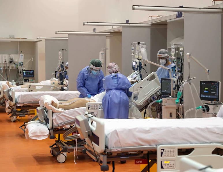 Febrero termina como mes con más muertos de COVID-19 en España desde abril pasado, más de 10,000, que son en torno al 15 % de todos los fallecidos, a pesar de que la incidencia de la infección ha remitido las últimas semanas hasta una media inferior a los 200 casos por cien mil habitantes en 14 días. (ARCHIVO)