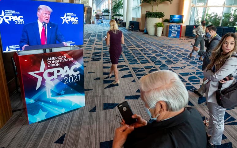 El expresidente Donald Trump reafirmó este domingo que no fue derrotado en las elecciones de 2020 y aseguró que la reversión de sus políticas migratorias le va a costar a los demócratas derrotas fulminantes en la elecciones de medio mandato en 2022 y en las próximas presidenciales. (ESPECIAL)